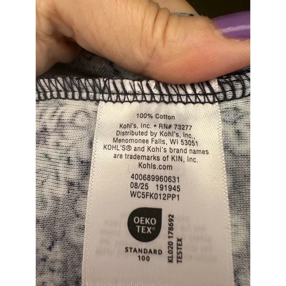 Kohl's Women's Long Sleeve V Neck Tee Snowflake Print Classic‎ Fit Size OX NWT - Picture 6 of 6